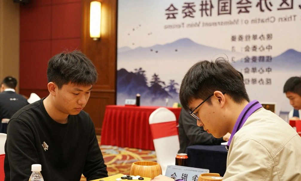 Hai câu chuyện trong một khóa học cờ vua: Bodhana Sivanandan ở tiêu đề, 5 e5! ở phần nội dung