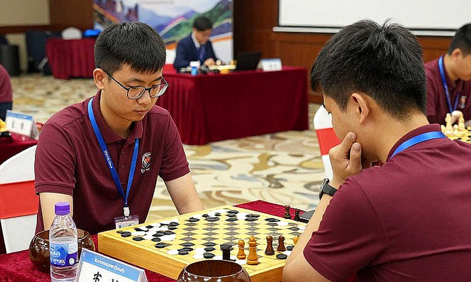 A false FIDE president and the FRITZ 20 advert behind it: a crack in chess media