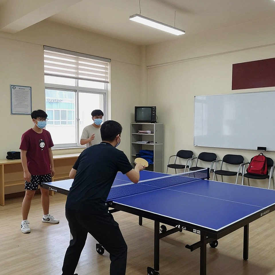 Vị trí trả lương đầu tiên ở Keighley Table Tennis Centre: đọc dấu vết một nền móng đang đổi lớp